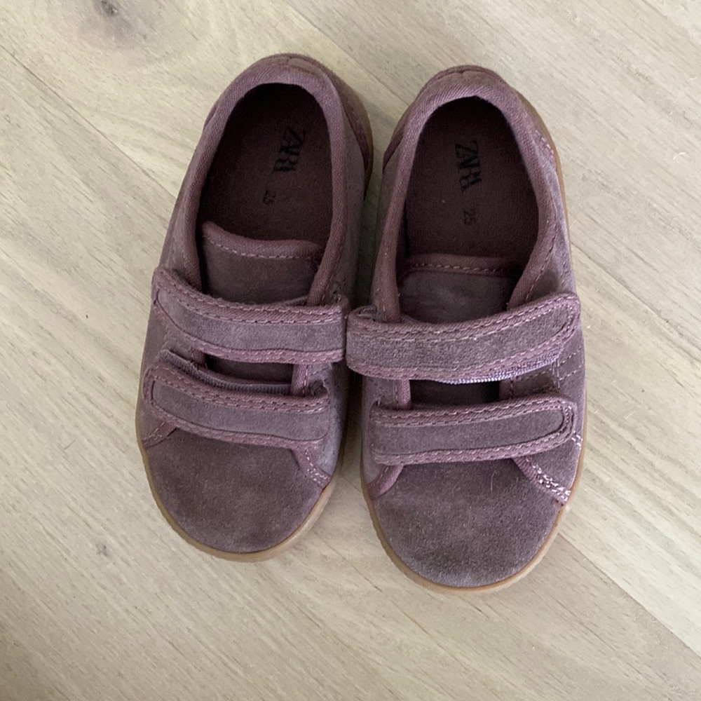 Zara size 25 toddler shoes- never worn.